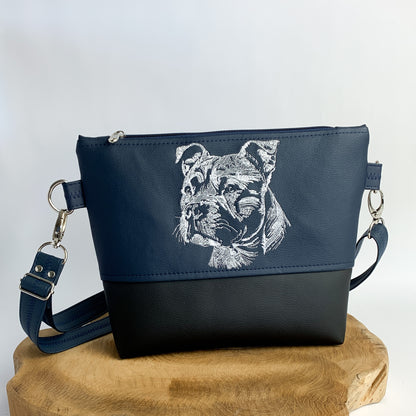 Umhängetasche mit Staffordshire Terrier-Motiv bestickt, handgefertigt aus Kunstleder
