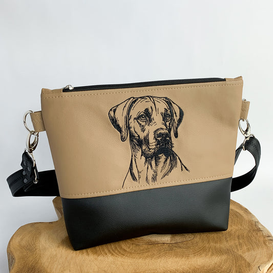 detailreich bestickte, handgefertigte Umhängetasche aus Kunstleder mit Ridgeback-Motiv, Tasche zweifarbig, oben camelbraun, unten schwarz