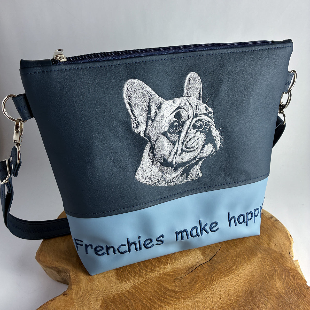 Umhängetasche aus Kunstleder mit Stickmotiv französische Bulldogge, hier personalisiert mit eigenem Text.