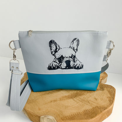 Umhängetasche mit französischer Bulldoge, hellgrau-türkis, bestickt, handgefertigt mit Schultergurt