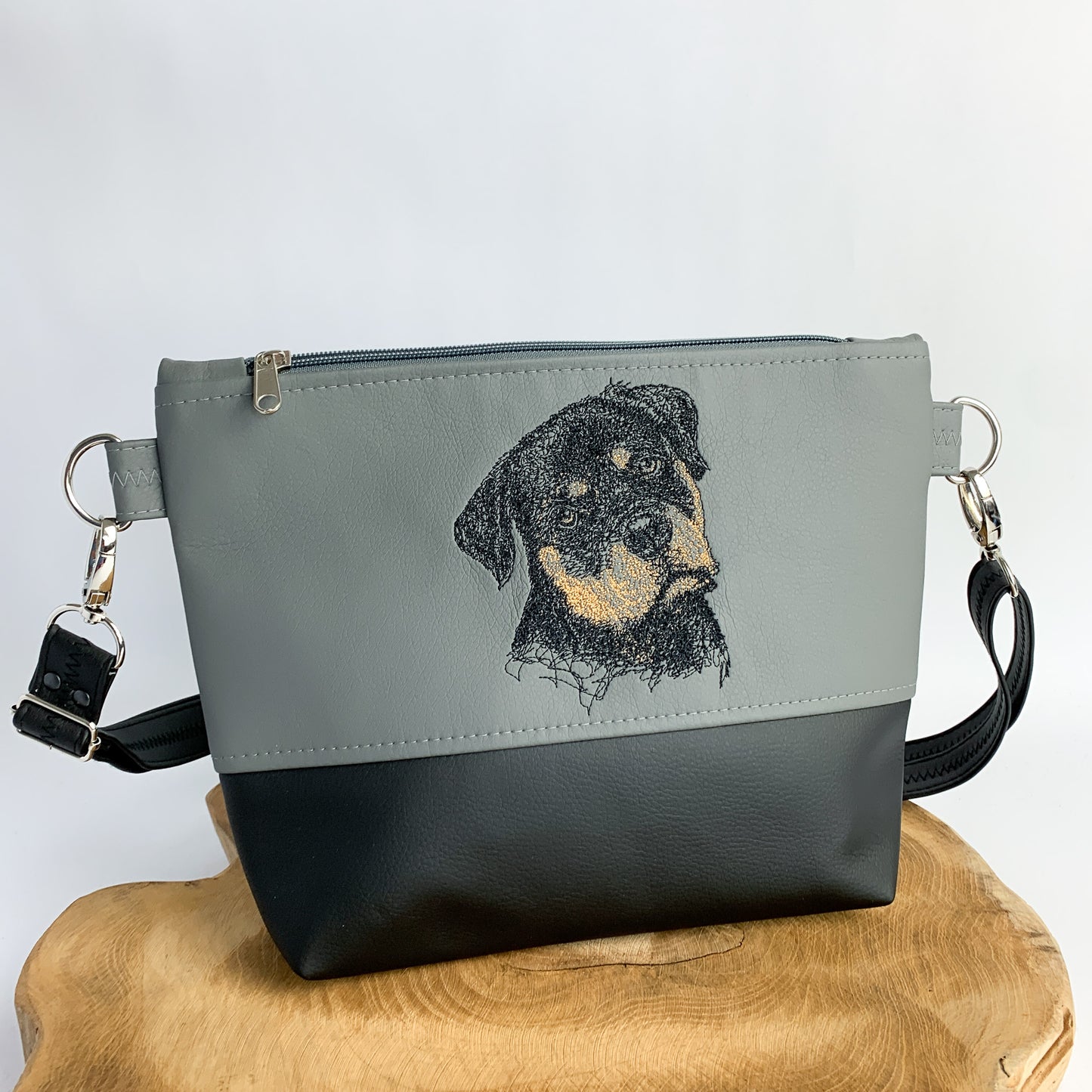 Umhängetasche aus Kunstleder mit Rottweiler-Motiv, zweifarbig bestickt, handgefertigt