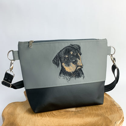 Umhängetasche aus Kunstleder mit Rottweiler-Motiv, zweifarbig bestickt, handgefertigt