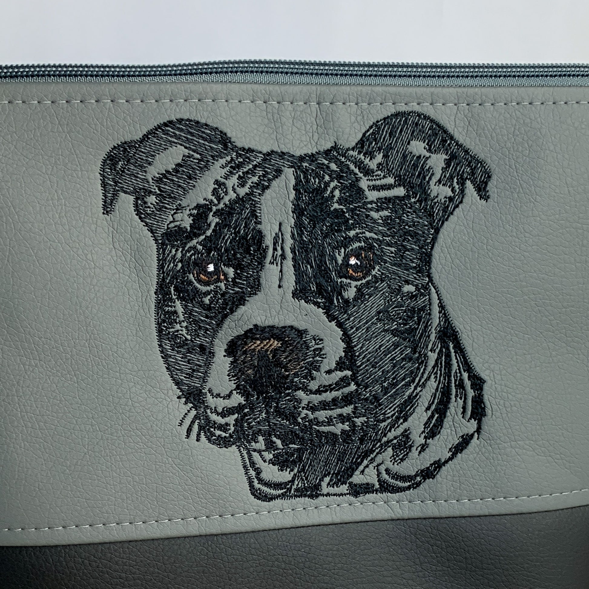 Detailaufnahme Stickmotiv American Stafford auf der Tasche