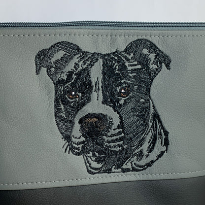 Detailaufnahme Stickmotiv American Stafford auf der Tasche