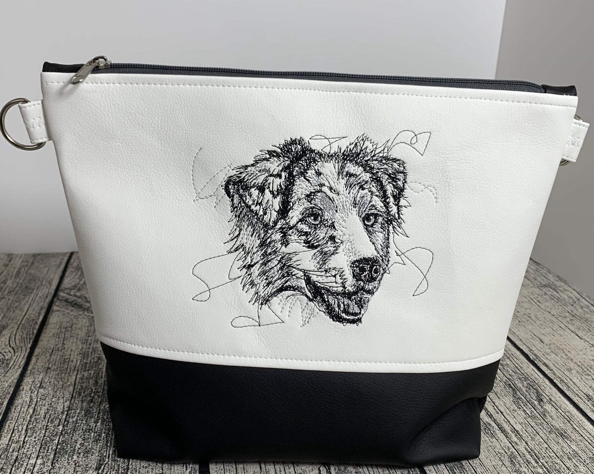 Tasche mit Stickmotiv Australian Shepherd, weiß-schwarz