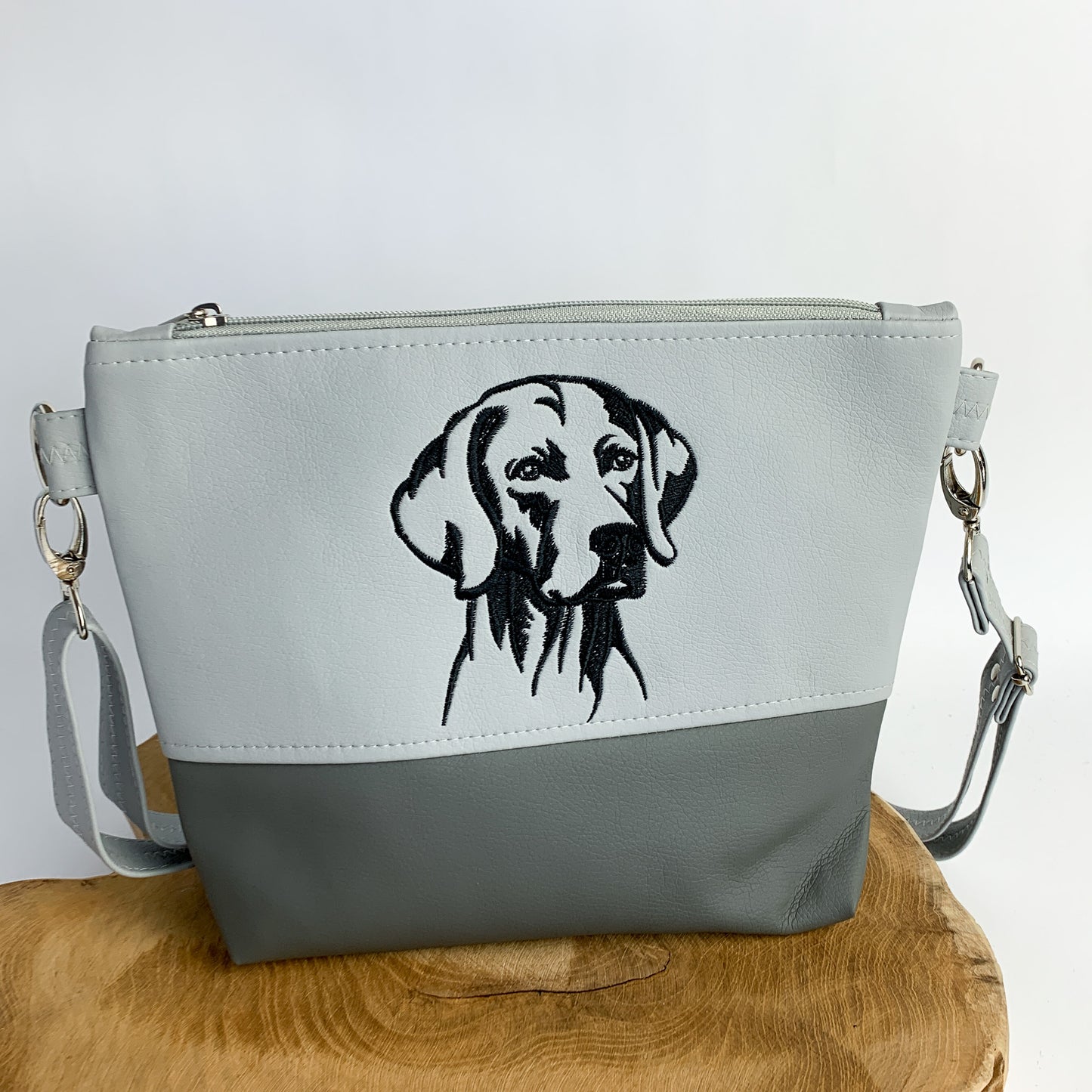 Umhängetasche mit Weimaraner-Motiv handgefertigt aus Kunstleder, bestickt, zweifarbig, oben hellgrau unten dunkelgrau