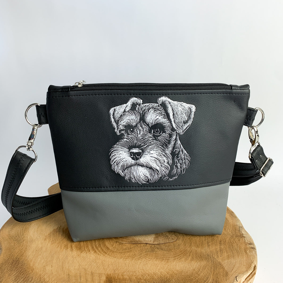 handgefertigte Umhängetasche aus Kunstleder, bestickt mit detailreichem Zwergschnauzer-Motiv, oben schwarz, unten dunkelgrau, bestickt in weiß