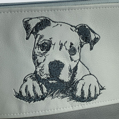 Detailaufnahme Stickmotiv auf dunkelgrauem Kunstleder