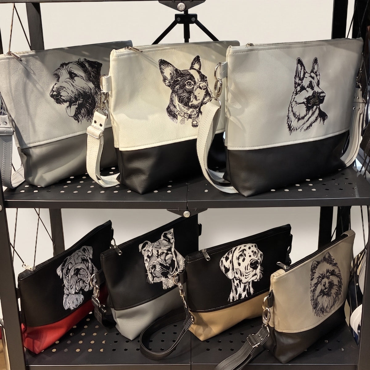Handgefertigte Hundetaschen aus Kunstleder, bestickt mit verschiedenen Hunderassen