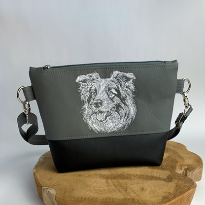 Umhängetasche mit Border Collie-Motiv bestickt, zweifarbig aus Kunstleder, oben dunkelgrau mit dem Kopf eines Border Collies bestickt in weiß, unten schwarz