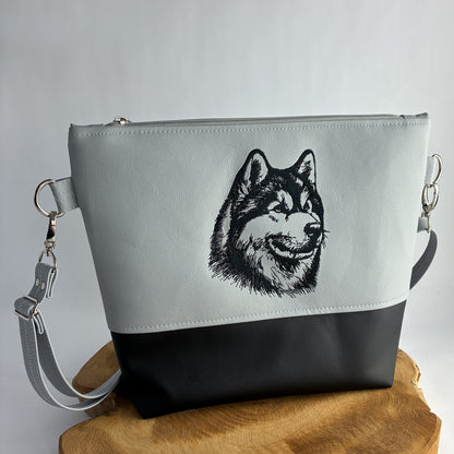 bestickte Tasche mit Husky-Motiv aus Kunstleder, zweigeteilt, oben hellgrau mit schwarzem Husky-Stickmotiv, unten schwarz