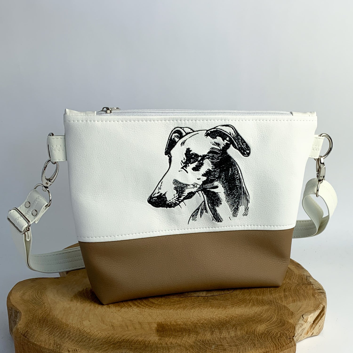 Umhängetasche handgefertigt, bestickt mit Whippet-Motiv, zweifarbig, oben weiß, unten camel-braun, mit Schultergurt verstellbar.