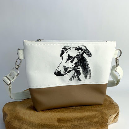 Umhängetasche handgefertigt, bestickt mit Whippet-Motiv, zweifarbig, oben weiß, unten camel-braun, mit Schultergurt verstellbar.
