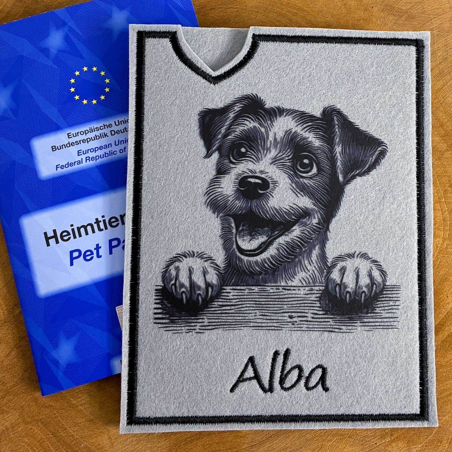 Heimtierausweis Hülle aus Filz, hellgrau mit Jack Russell-Motiv und Name